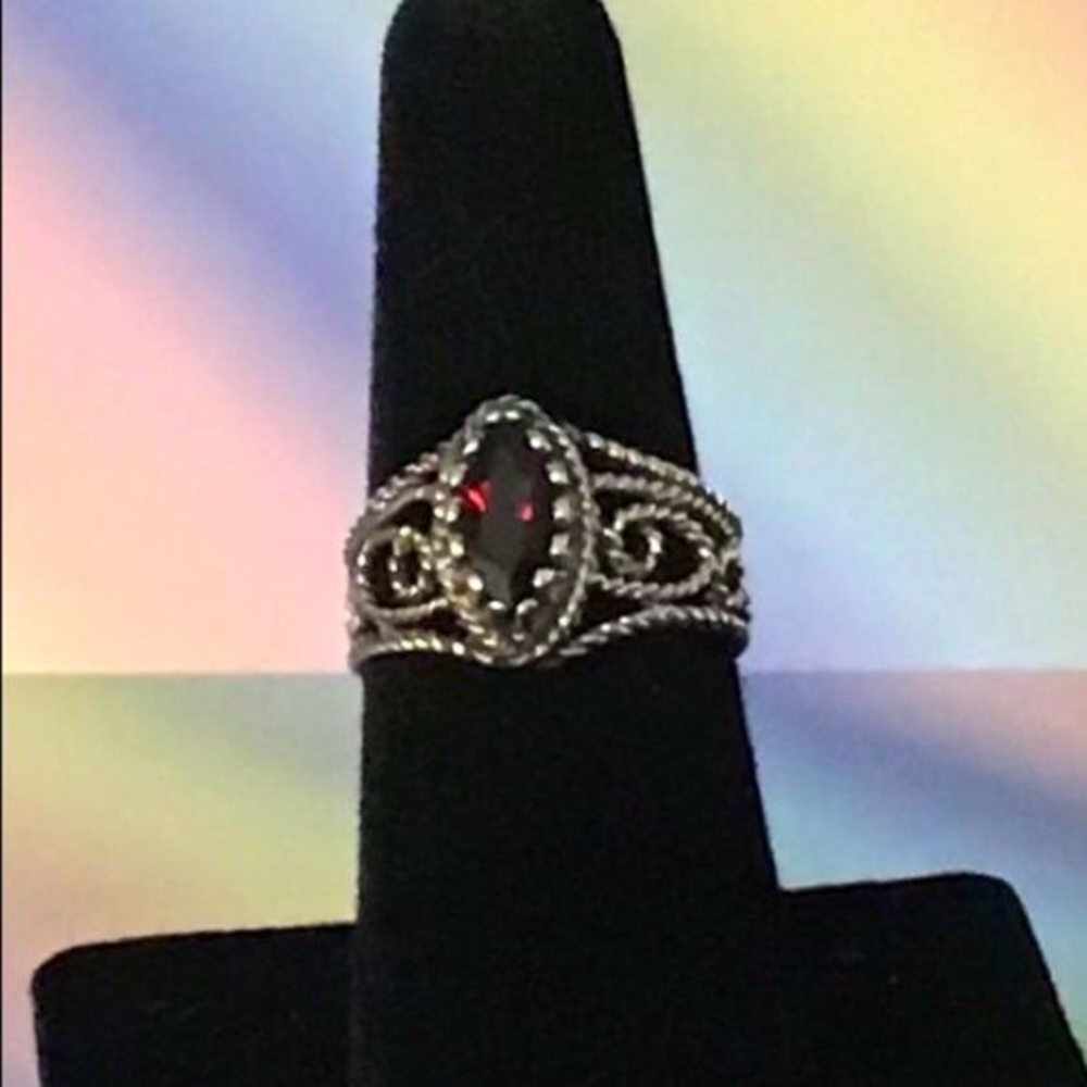 Vintage Sterling Silver Ring with Marquis Garnet‎